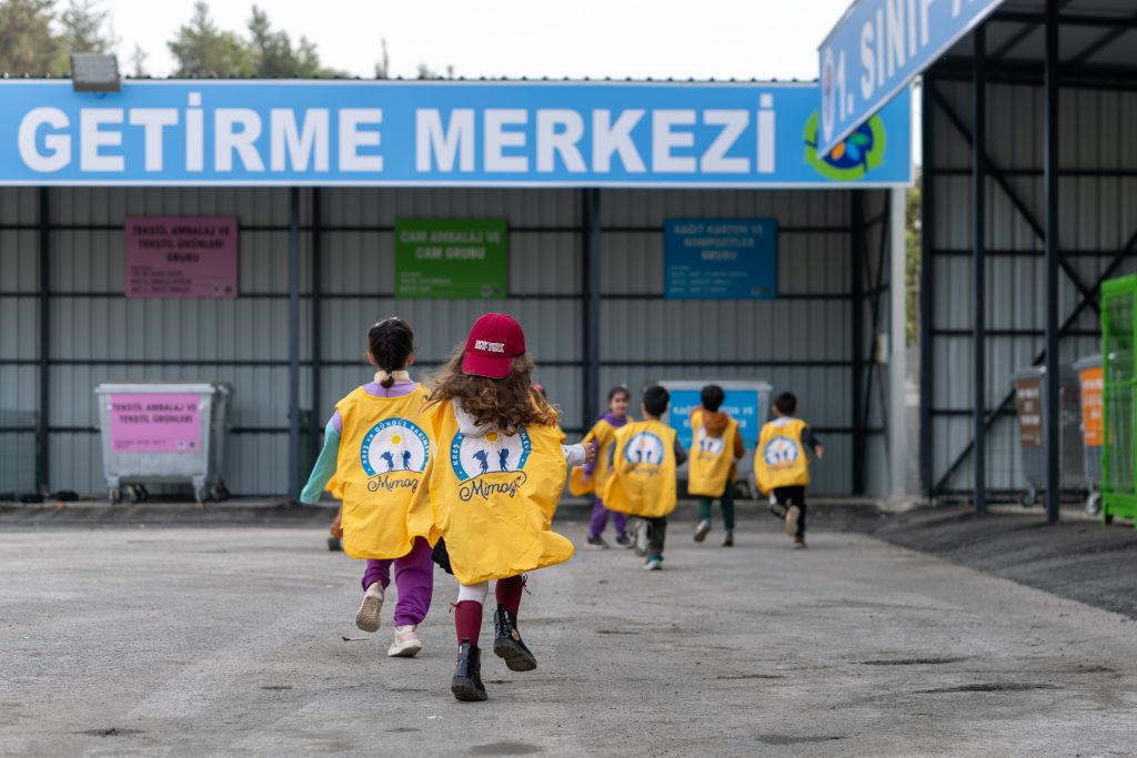 Yenişehir’de çocuklar geri dönüşümü öğreniyor