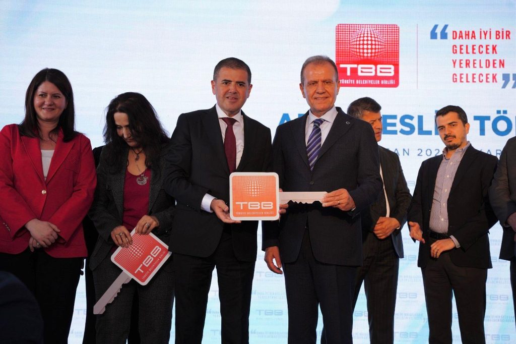 Türkiye Belediyeler Birliği’nden Mezitli’ye iş makinesi desteği