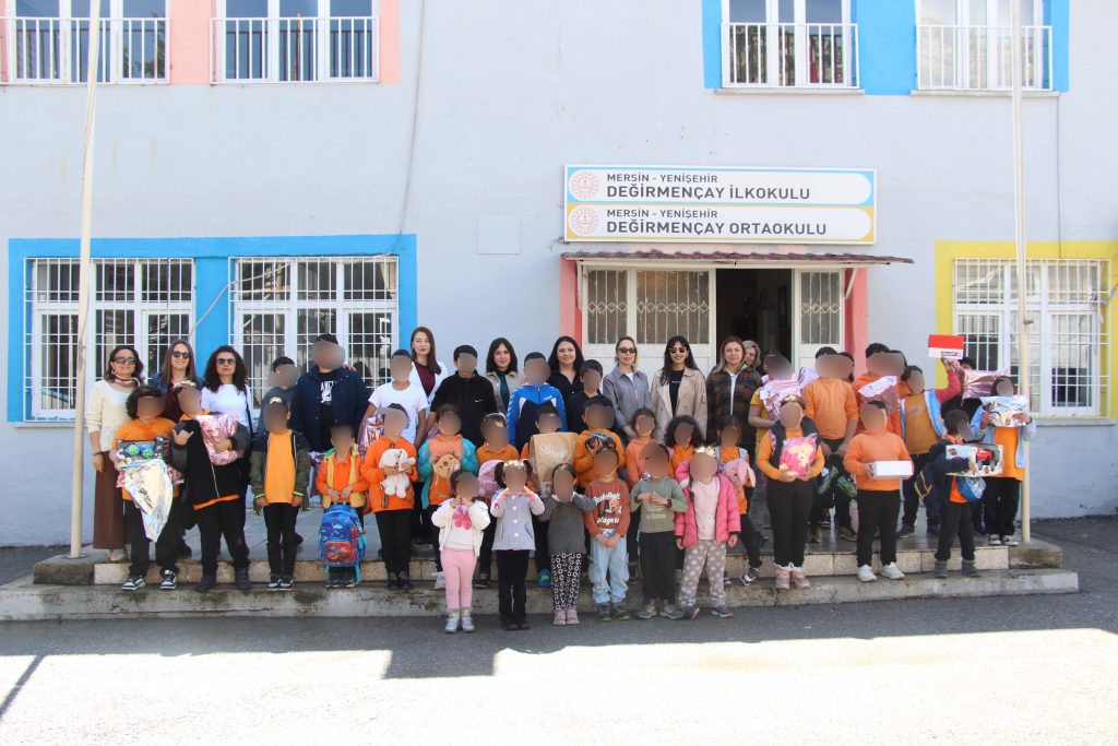 Dilek ağacına ne istediklerini yazdılar, hediyelerine kavuştular