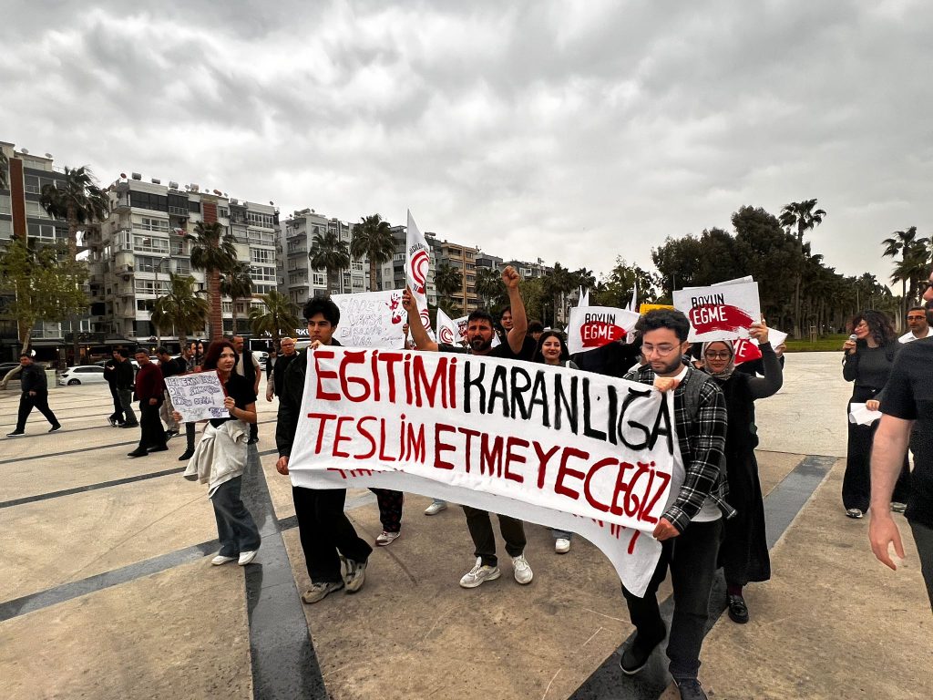 Öğrencilerden Bakan Tekin’e: İstifa et!