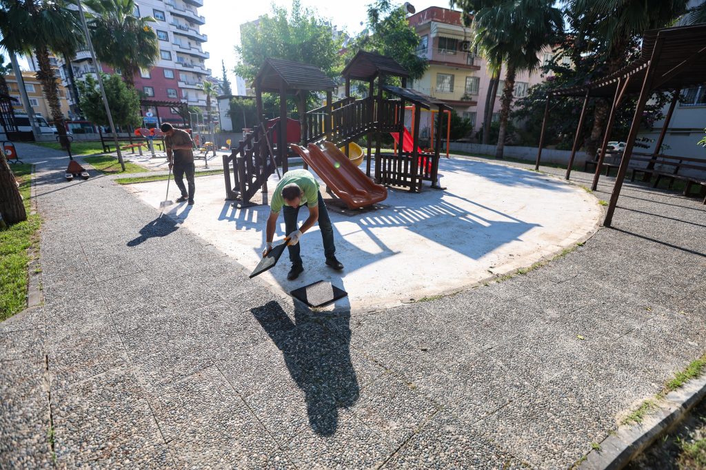 Mezitli’de parklar yenileniyor
