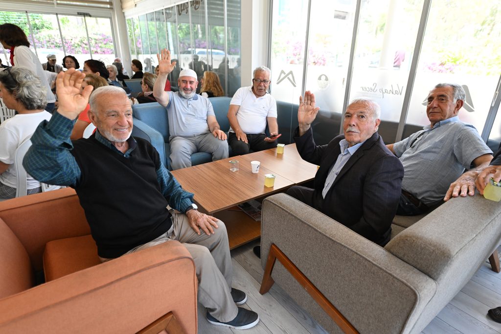 Emekli evinde bayramlaşma