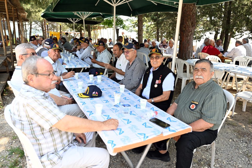 Şehit babaları, gaziler ve emekli askerler Babalar Gününde buluştu