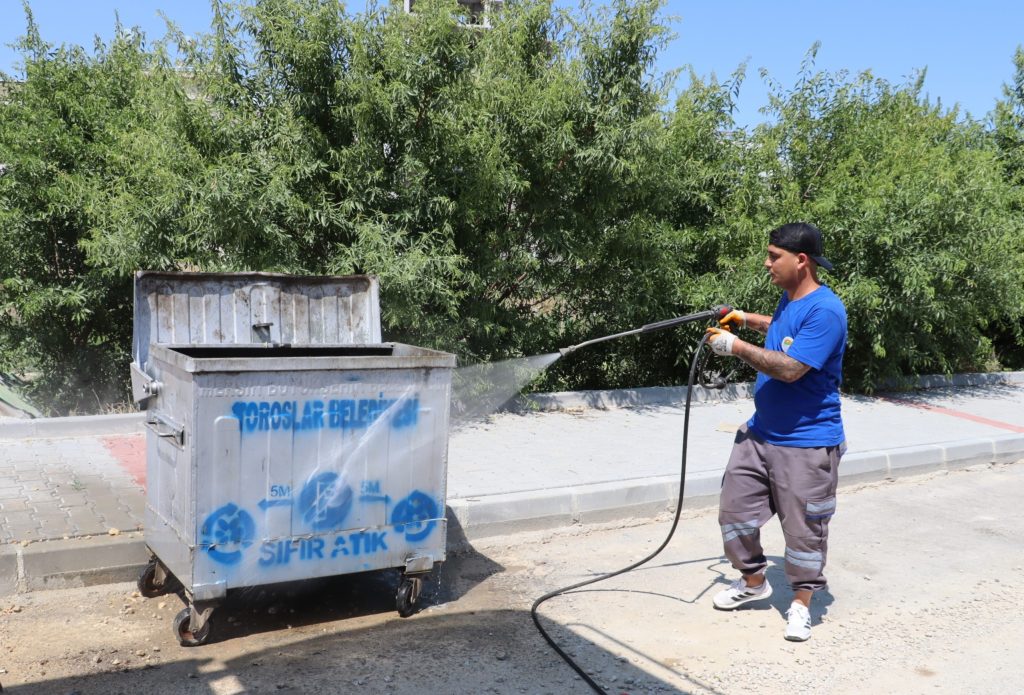 Toroslar’da çöp konteynerlerine yaz bakımı