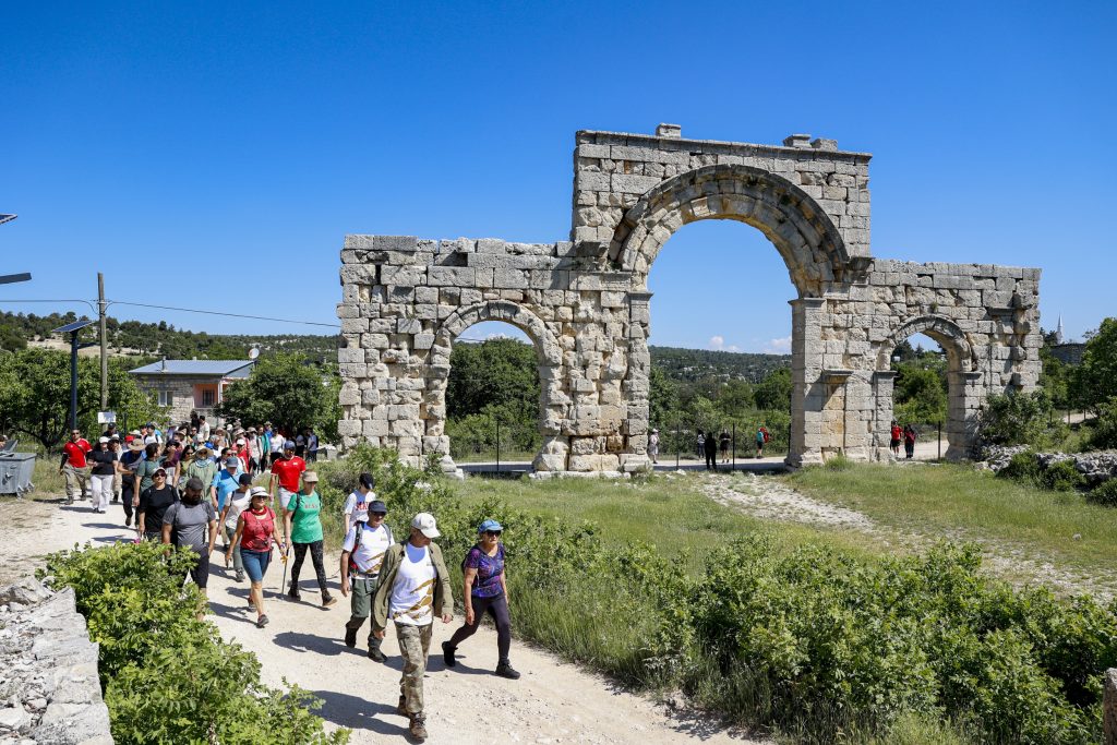 Doğaseverler Kilikya Yolu’nda tarihle iç içe yürüyor