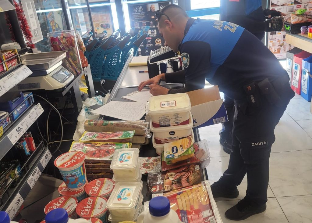  Bir zincir markette 135 adet tarihi geçmiş ürüne el konuldu