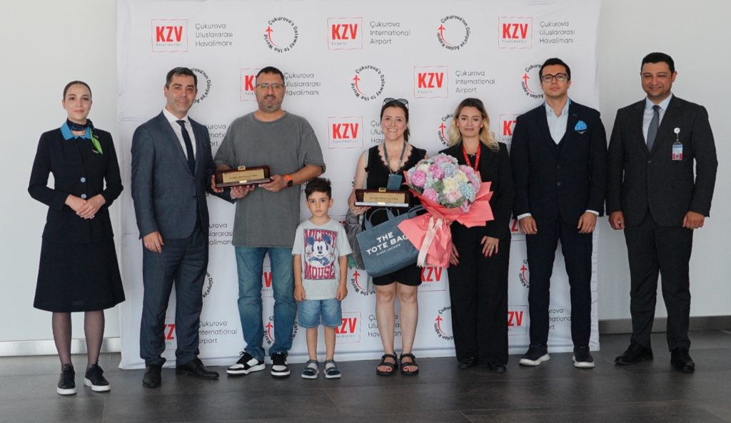 ÇUKUROVA ULUSLARARASI HAVALİMANI’NIN 10 MİLYONUNCU YOLCUSU TÖRENLE KARŞILANDI
