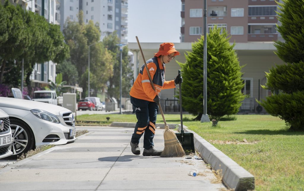 Temizlik için 390 personel her gün sahada
