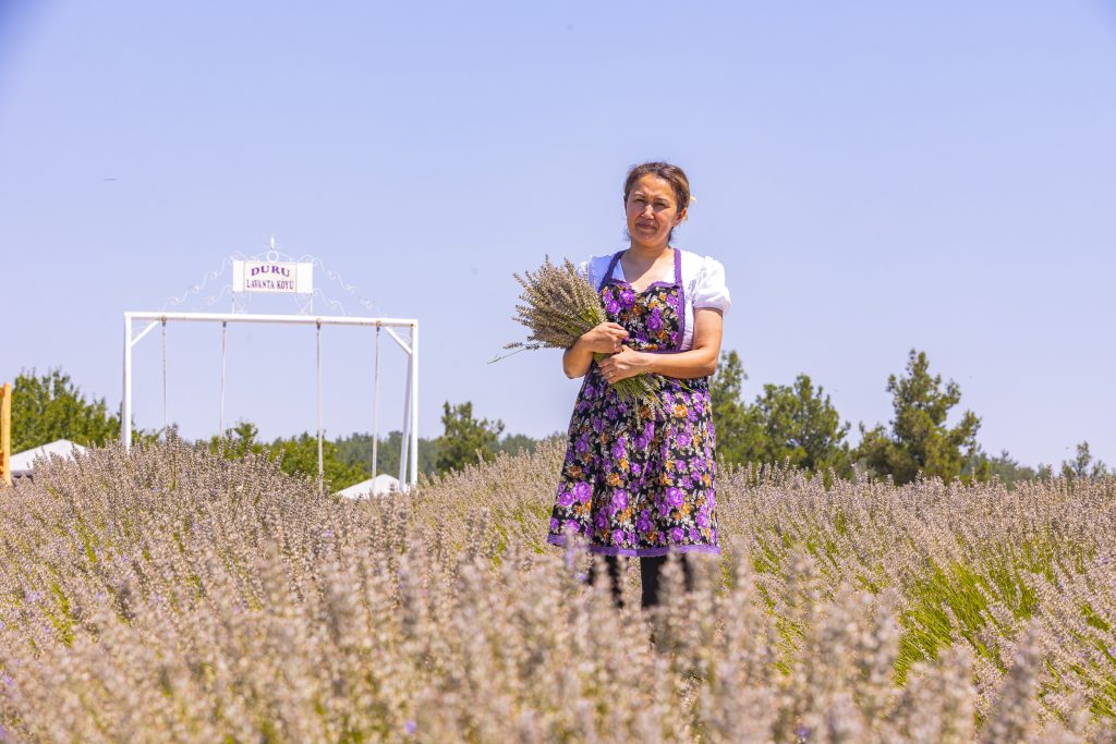 Belediyenin desteğiyle lavanta köyünü kurdu